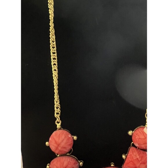 Statement Necklace Chunky Coral Color Stones Gold Tone Adjustable Chain NWT - Picture 3 of 5